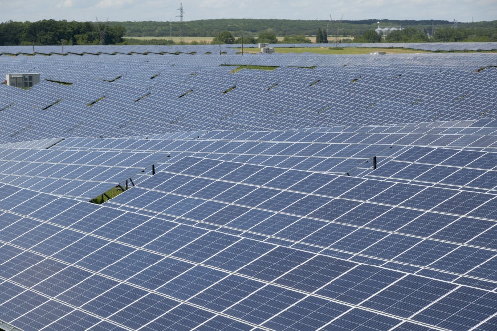 這是2021年5月27日在匈牙利考波什堡拍攝的100兆瓦光伏電站。當(dāng)日，由中國通用技術(shù)集團所屬中國機械進(jìn)出口（集團）有限公司投資興建的匈牙利考波什堡100兆瓦光伏電站項目在考波什堡市舉行投運啟動儀式。新華社發(fā)（弗爾季·奧蒂洛攝）