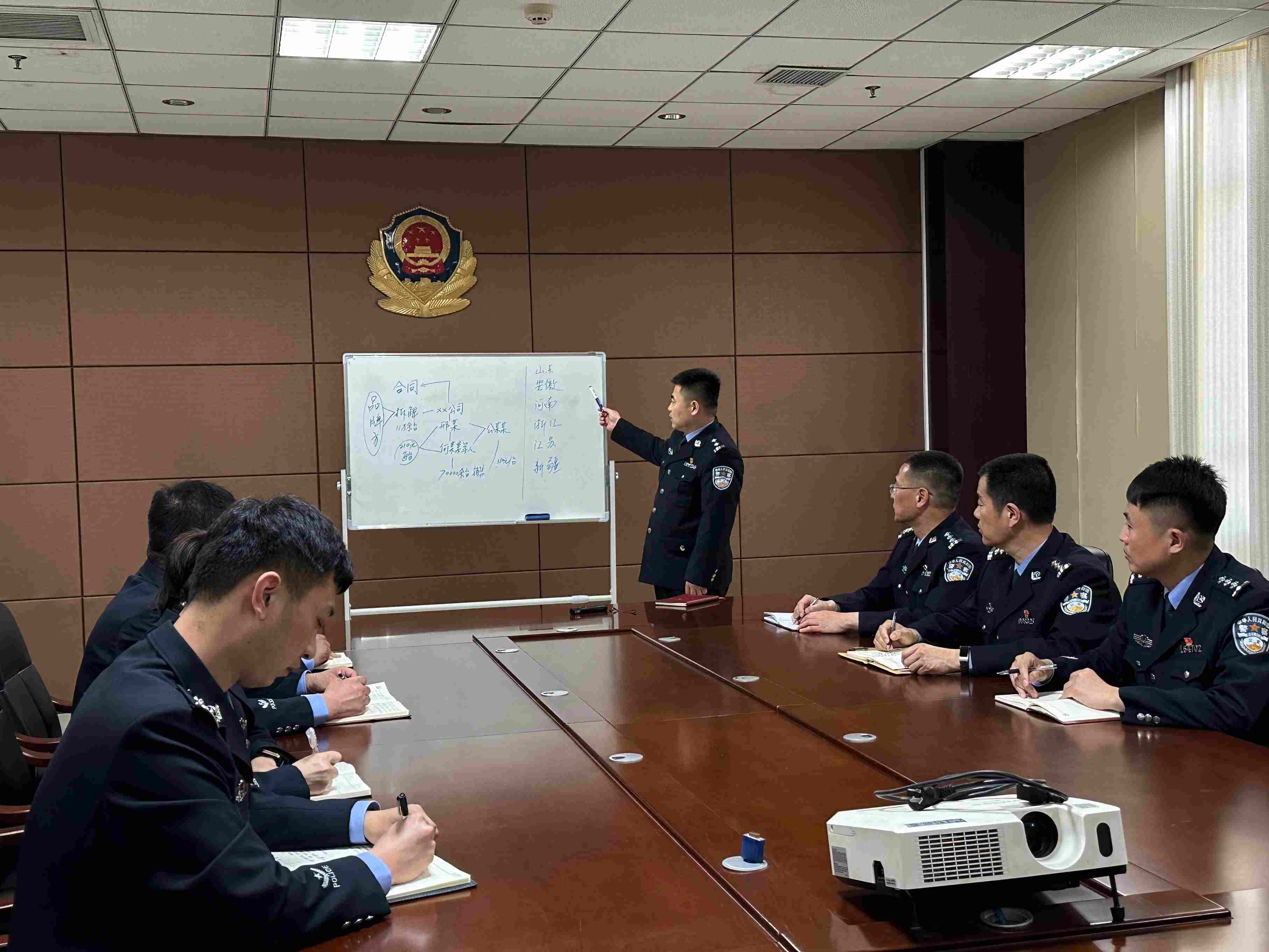 專案組辦案民警介紹案情。人民網(wǎng)記者 郝萍攝