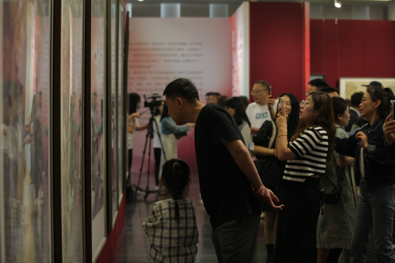 嘉賓及教研員、教師代表參觀展覽。主辦方供圖