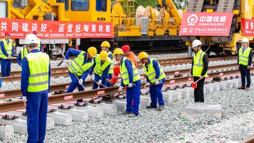 △2024年4月25日，在塞爾維亞北部城市巴奇卡托波拉，匈塞鐵路項(xiàng)目施工人員進(jìn)行匈塞鐵路軌道合龍工作。
