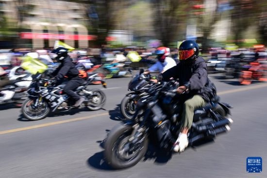 這是4月30日在新疆烏魯木齊市舉行的巡游活動上拍攝的摩托機車方陣。
