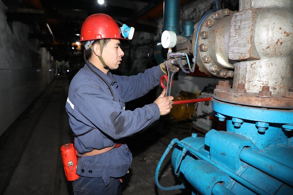 2024年4月30日，冀中能源峰峰集團新屯礦機電區(qū)副區(qū)長顧博在井下泵房檢修水泵。新華社發(fā)