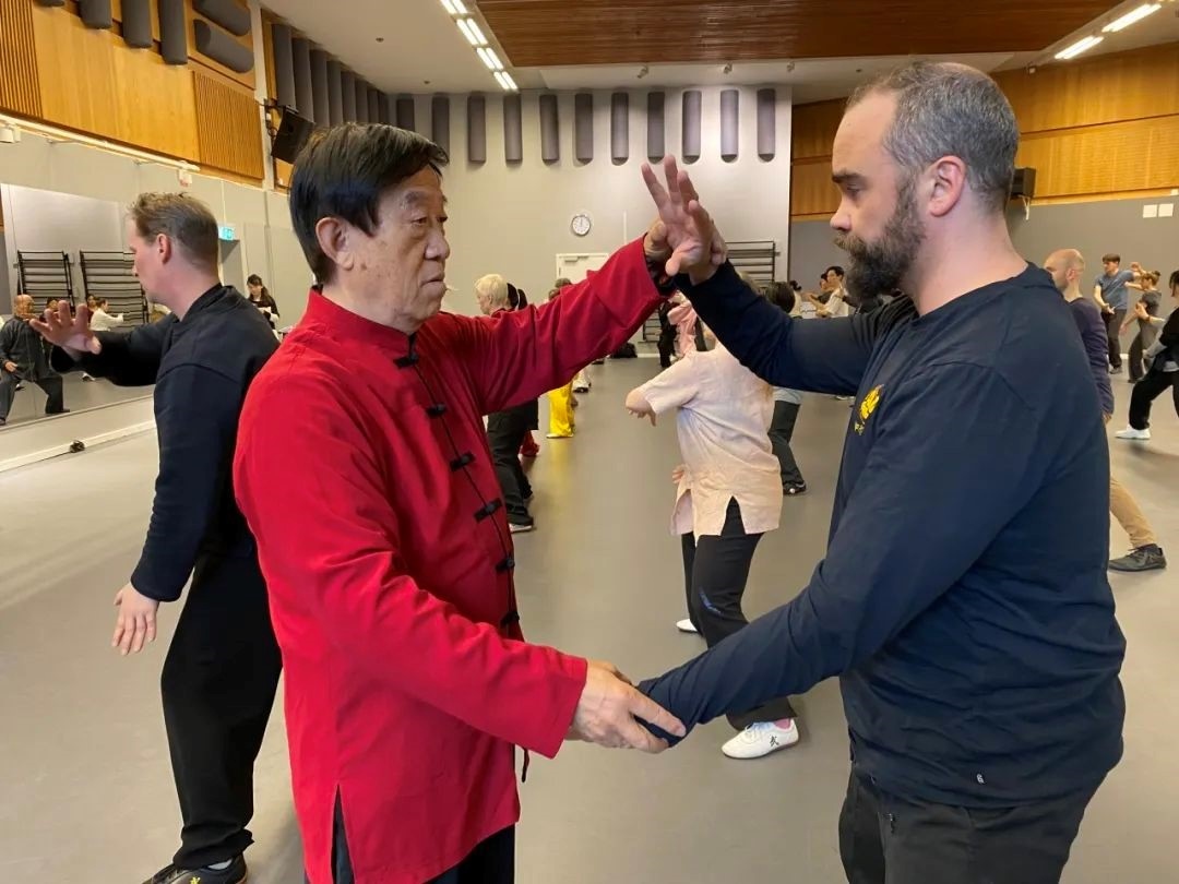 陳正雷老師親自示范指導(dǎo)。斯德哥爾摩中國文化中心供圖