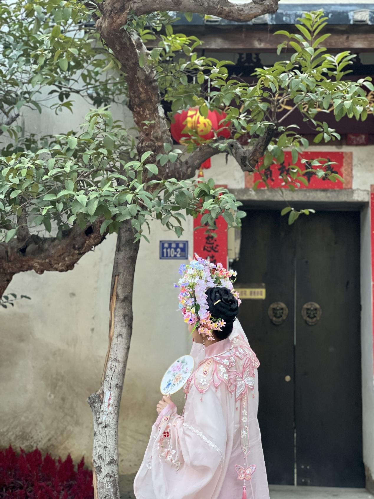 福建泉州，頭戴簪花的游客正拍照留念。人民網(wǎng) 歐陽(yáng)易佳攝