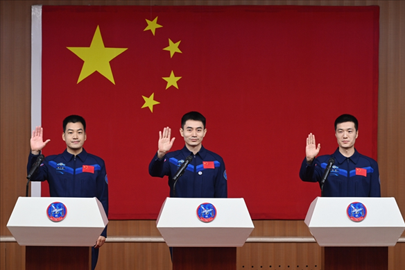 2024年月24日，神舟十八號(hào)載人飛行任務(wù)航天員葉光富（中）、李聰（右）、李廣蘇在酒泉衛(wèi)星發(fā)射中心問天閣與媒體記者集體見面。