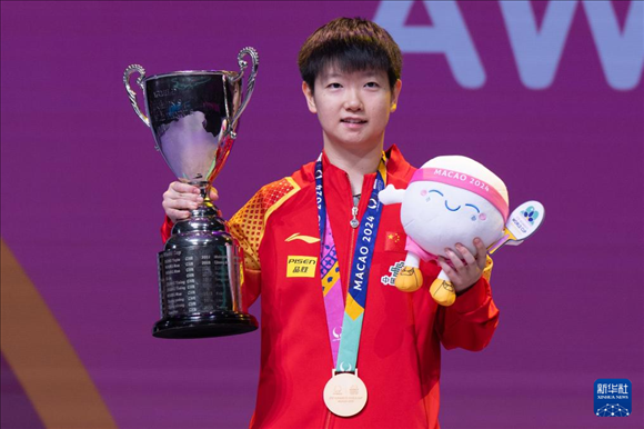 2024年4月21日，在2024年澳門國際乒聯(lián)女子世界杯決賽中，孫穎莎奪得冠軍。圖為孫穎莎在頒獎(jiǎng)臺(tái)上。新華社記者 張金加 攝
