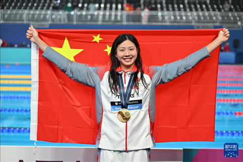 2024年2月13日，2024年世界游泳錦標(biāo)賽游泳項(xiàng)目女子100米蛙泳決賽在卡塔爾多哈舉行。圖為冠軍中國選手唐錢婷在頒獎(jiǎng)儀式后慶祝。新華社記者 薛宇舸 攝
