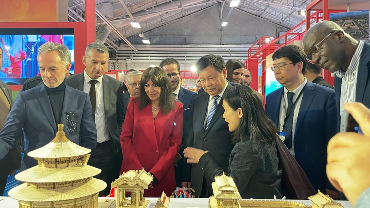 巴黎市市長安妮·伊達(dá)爾戈參觀展覽。主辦方供圖