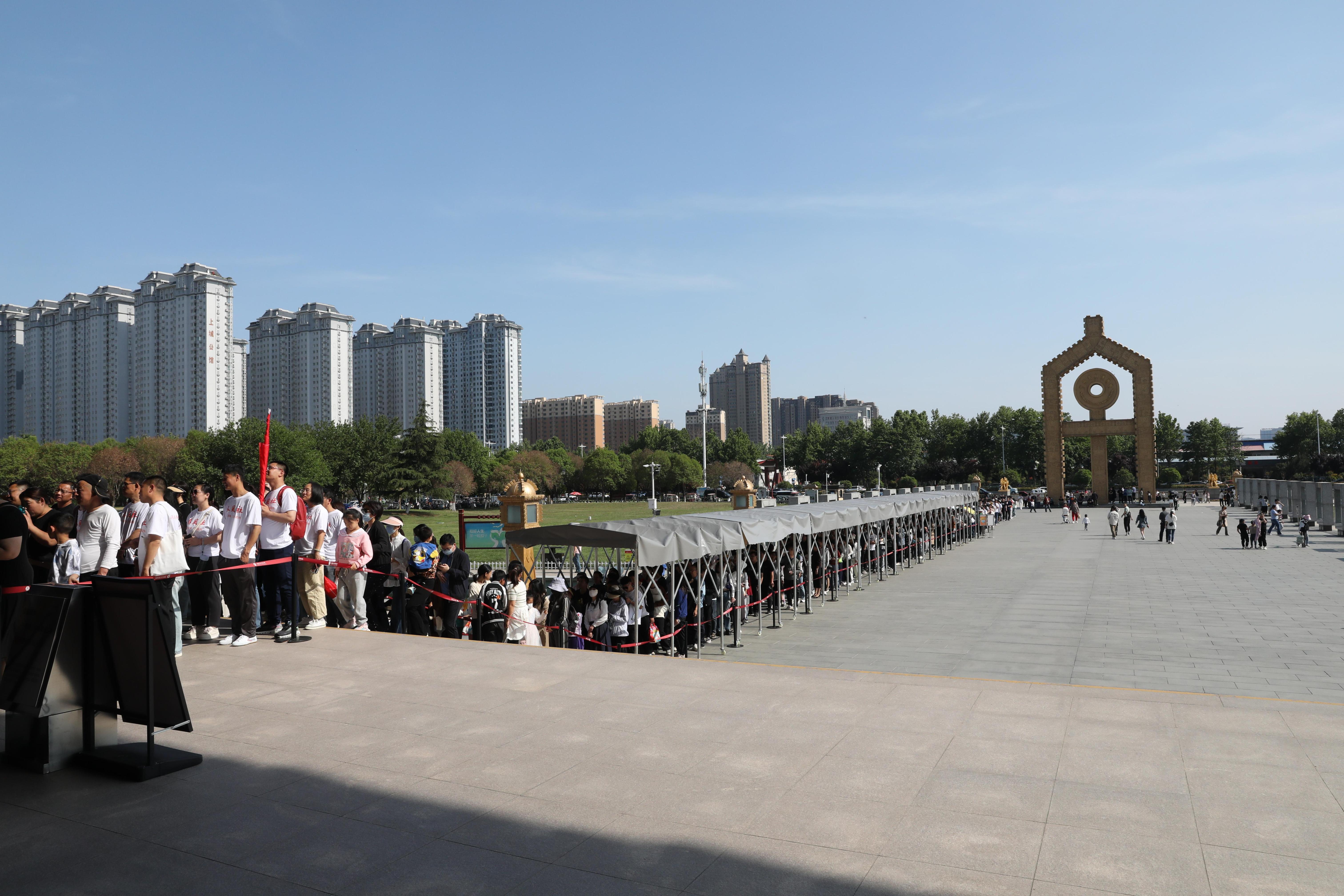 “五一”期間，中國文字博物館外游客有序排隊(duì)。中國文字博物館供圖