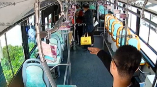 公交車上他一聲大吼！魏杰，好樣的！
