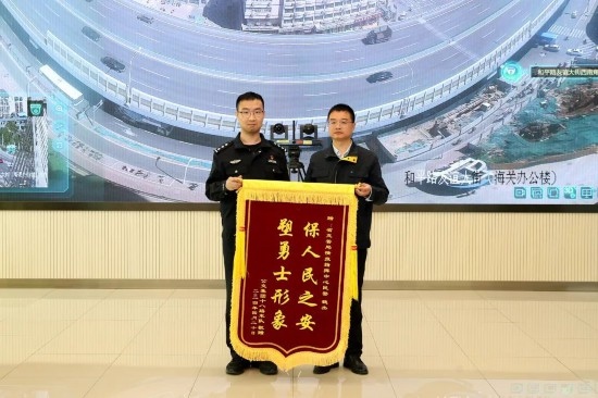 公交車上他一聲大吼！魏杰，好樣的！