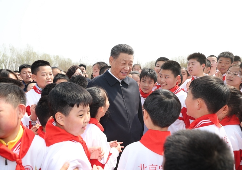 △4月3日，習(xí)近平總書記來到北京市通州區(qū)潞城鎮(zhèn)參加首都義務(wù)植樹活動。這是總書記同少先隊員在一起。
