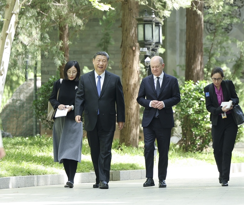 △4月16日，習(xí)近平主席在北京釣魚臺國賓館會見德國總理朔爾茨。這是習(xí)近平主席同朔爾茨總理一起散步。