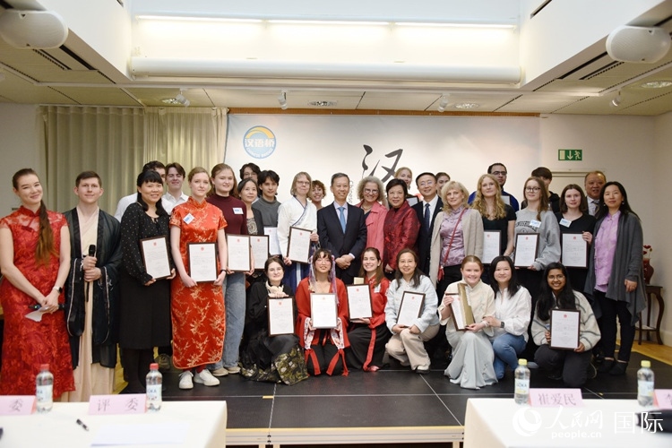中國駐瑞典大使崔愛民、使館負責教育事務的黃立瓊參贊、預選賽評委老師和指導老師，以及所有獲獎選手合影留念。人民網(wǎng)記者 殷淼攝