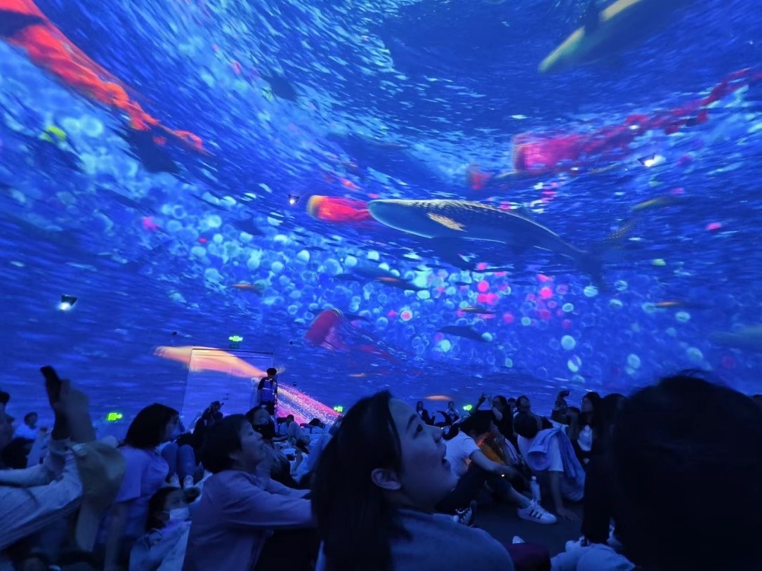 “五一”期間，游客在天津極地海洋公園科技館體驗?zāi)ХêＱ?。人民網(wǎng)記者 喬業(yè)瓊攝