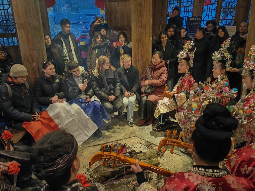 法國(guó)青年在榕江體驗(yàn)民俗文化。新華社記者 羅羽 攝
