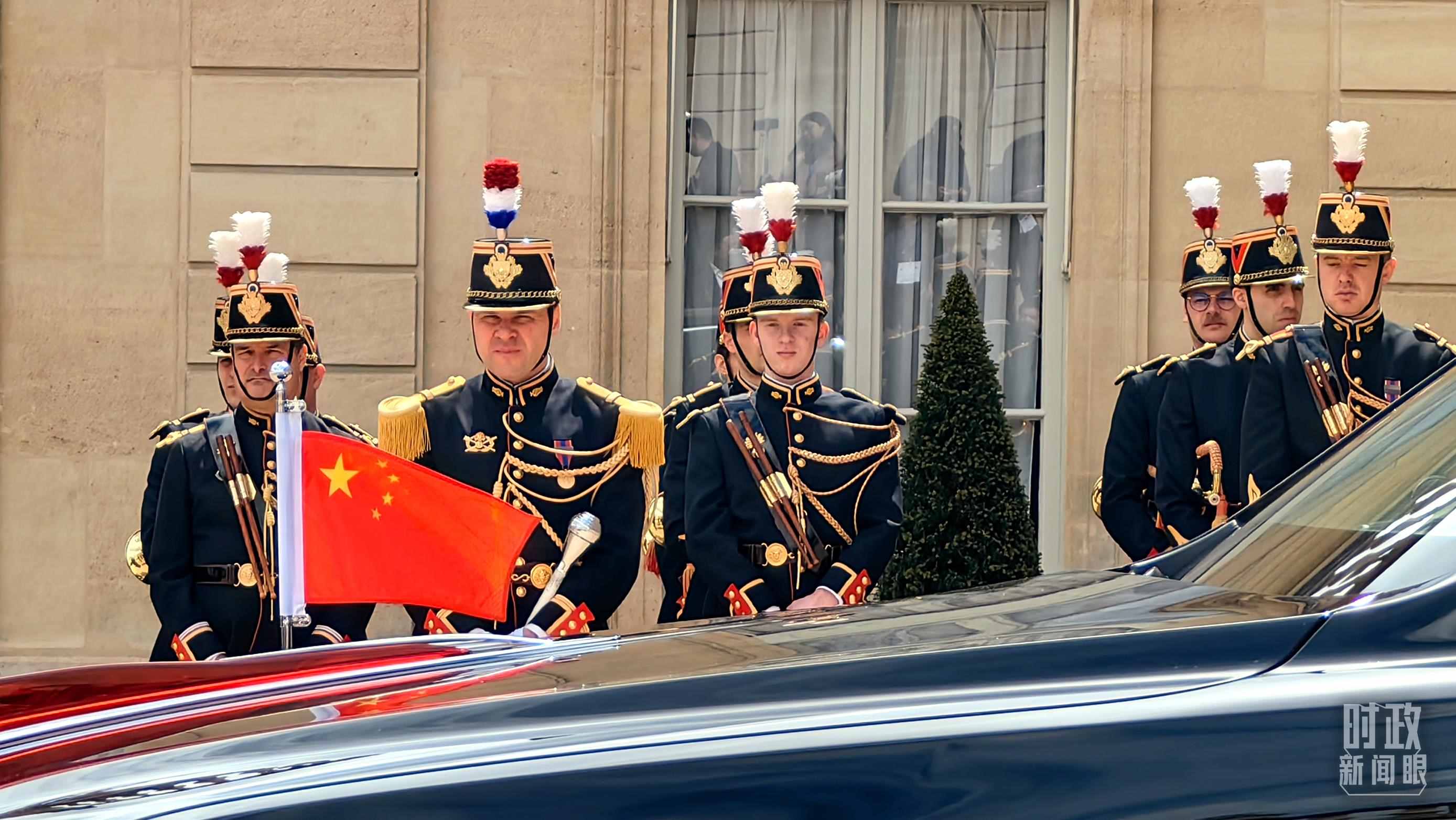 △習主席乘車抵達愛麗舍宮。（總臺央視記者段德文拍攝）