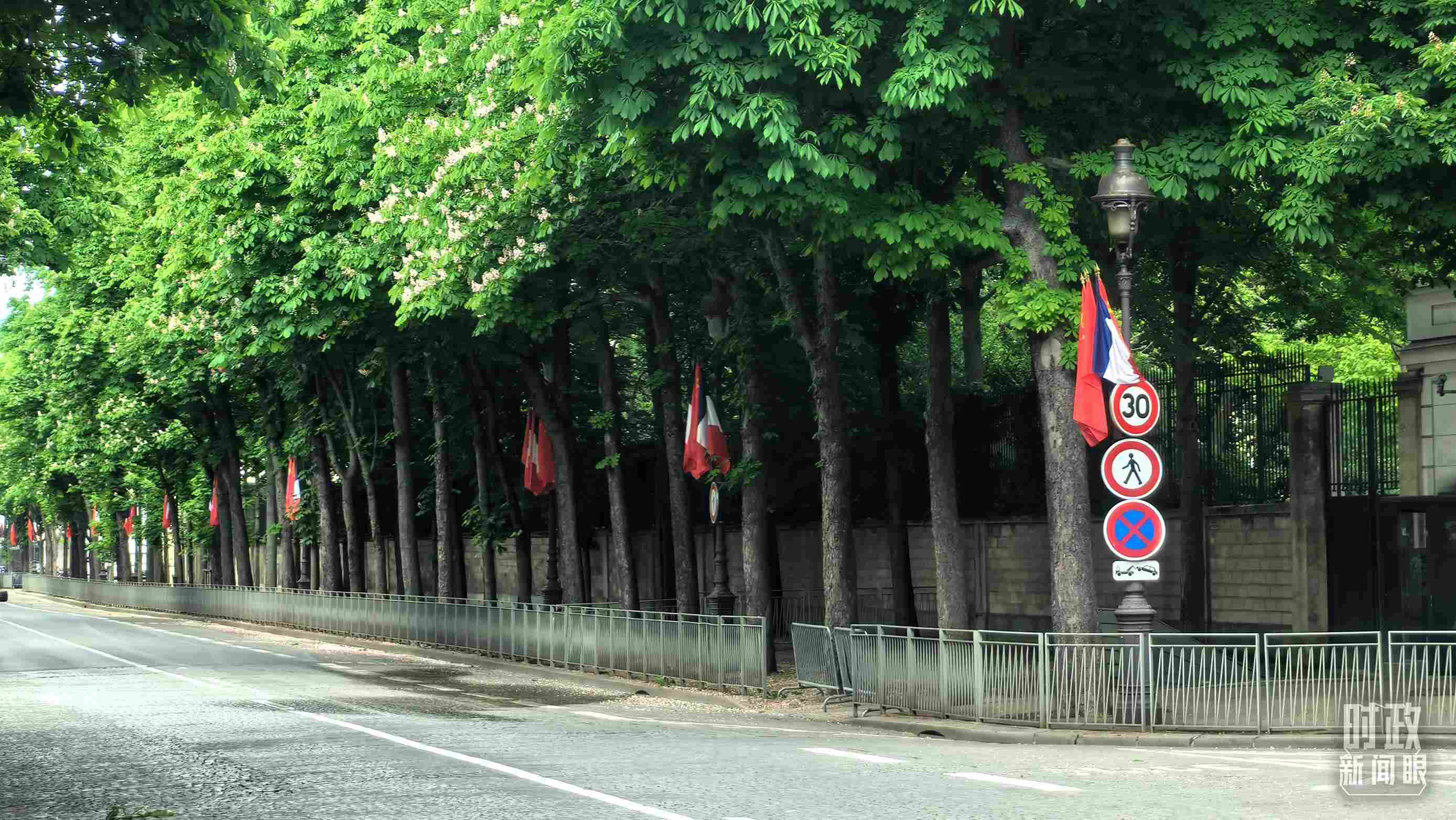 △巴黎道路兩側懸掛中法兩國國旗。（總臺央視記者鄂介甫拍攝）