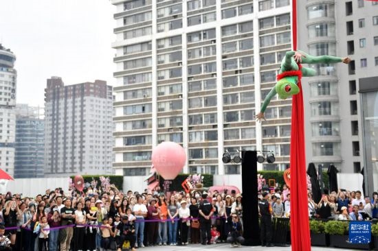 5月7日，演員在長沙國金中心表演木偶劇。新華社記者 陳振海 攝