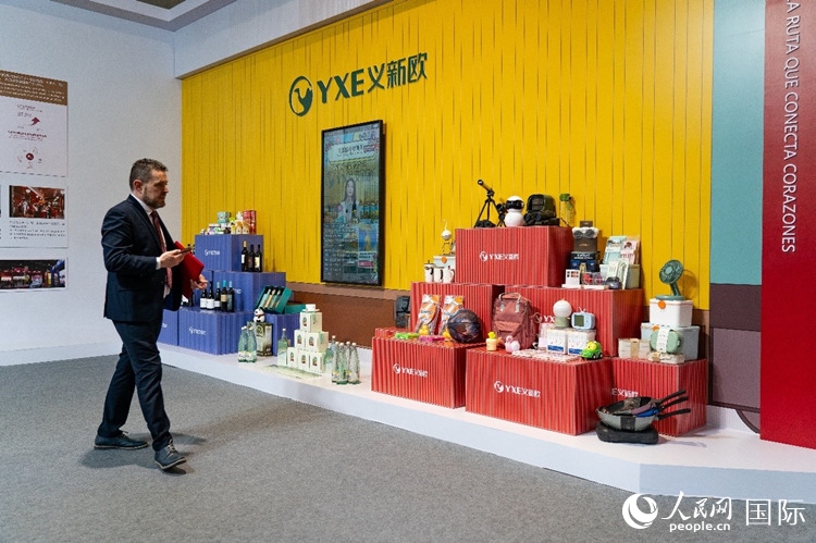 “義新歐”中歐班列（義烏—馬德里）開行十周年成果展上展出班列運(yùn)送的各類商品。大衛(wèi)·阿瑪爾攝