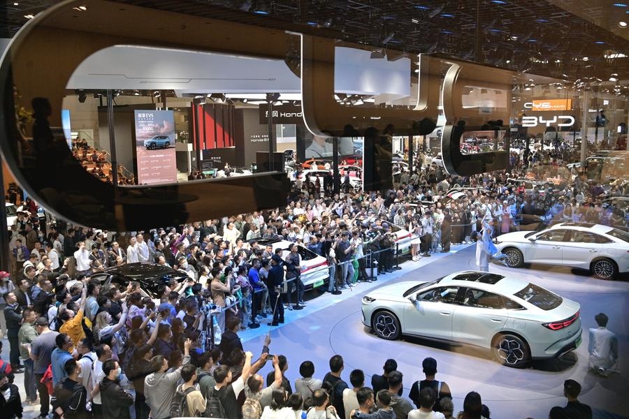 5月4日，參觀者在2024北京車(chē)展比亞迪品牌展臺(tái)參觀。新華社記者 尹棟遜 攝