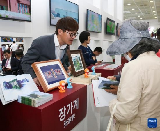 5月9日，在韓國首爾舉行的首爾國際旅游展上，參觀者在中國展區(qū)咨詢。新華社記者 姚琪琳 攝