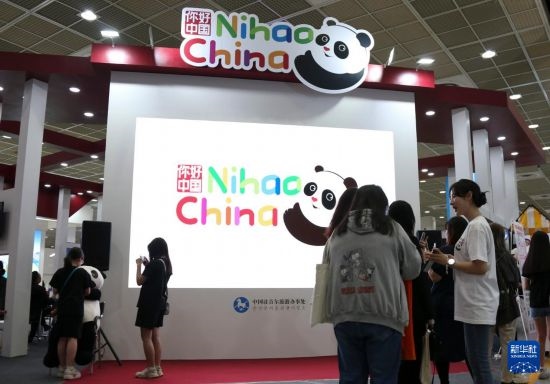 5月9日，在韓國首爾舉行的首爾國際旅游展上，參觀者在中國展區(qū)參加體驗(yàn)項(xiàng)目。新華社記者 姚琪琳 攝