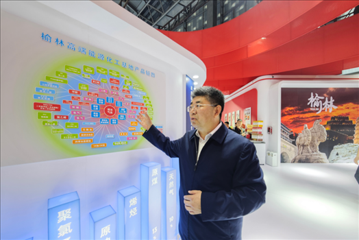 榆林市發(fā)展改革委黨組書記、主任崔淵推介當(dāng)?shù)仄放?。人民網(wǎng)記者 許維娜攝