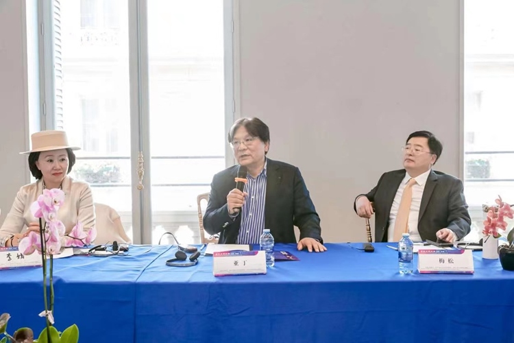 法中交流促進(jìn)會(huì)會(huì)長、作家、翻譯家、法國最高榮譽(yù)騎士勛章獲得者亞丁發(fā)言（圖片：中國傳媒大學(xué)
