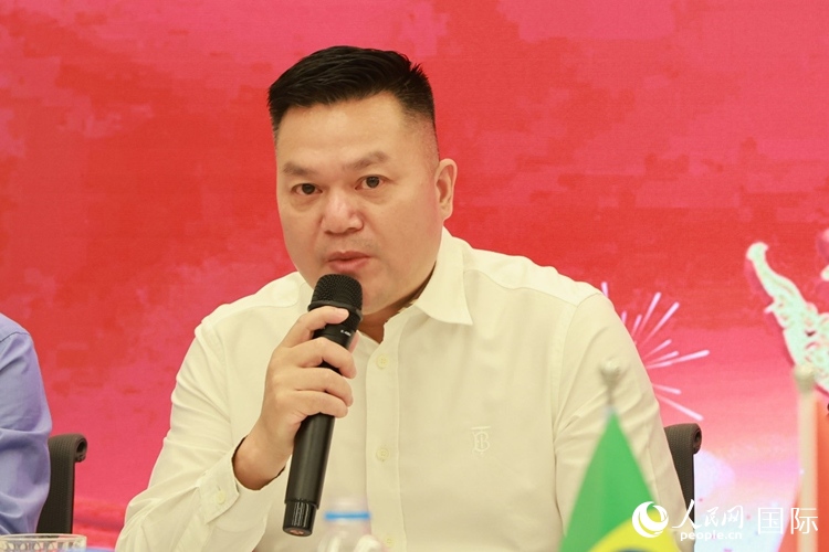 巴西和統(tǒng)會(huì)會(huì)長(zhǎng)張小春在座談會(huì)上致辭。人民網(wǎng)記者 陳海琪攝