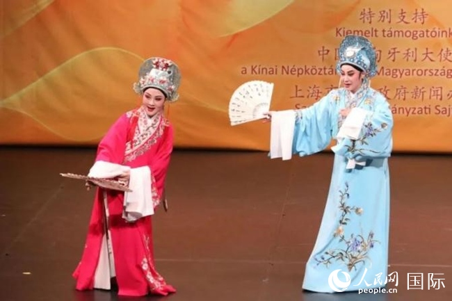 “玉蘭花開(kāi)·魅力上?！弊哌M(jìn)布達(dá)佩斯。葉辰亮攝