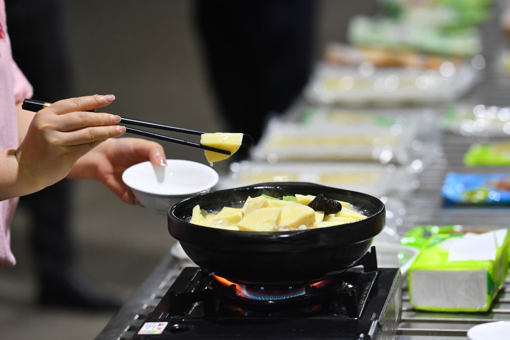 2024年5月9日，福建省三明市極野食品有限公司工作人員在試吃竹筍食品。新華社記者 姜克紅 攝