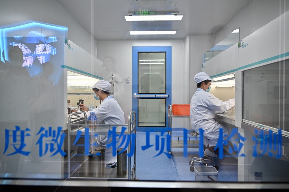 2024年5月8日，福建長富乳品有限公司工作人員在對乳品進行微生物項目檢測。新華社記者 姜克紅 攝