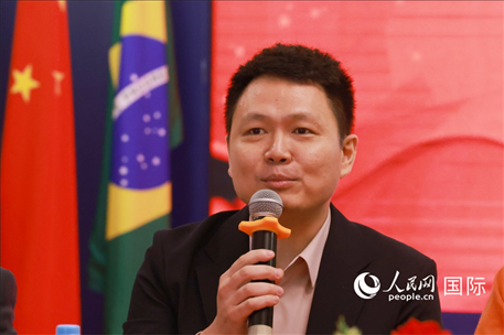 中國駐里約熱內(nèi)盧總領(lǐng)館副總領(lǐng)事王尉育在座談會上致辭。人民網(wǎng)記者 陳海琪攝