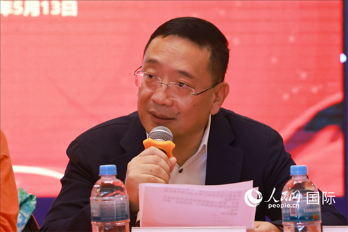 巴西文協(xié)主席上官建峰在座談會上致辭。人民網(wǎng)記者 陳海琪攝