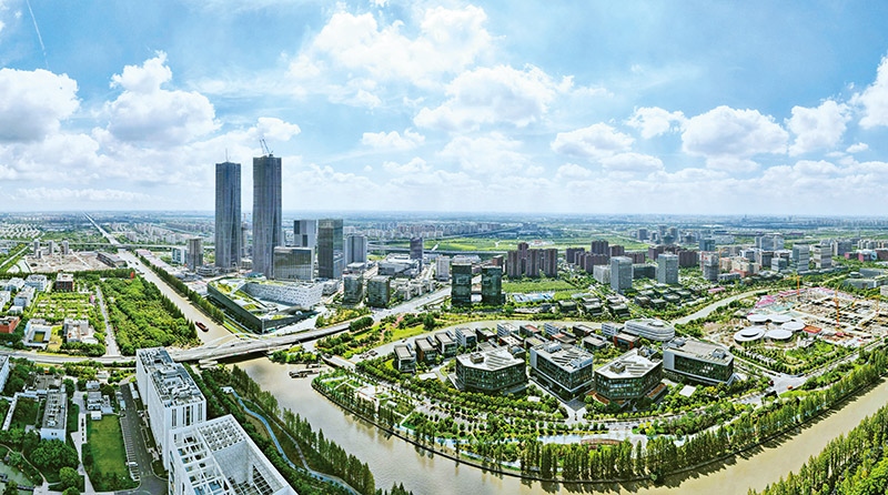 建立全國第一個(gè)國際貿(mào)易“單一窗口”，開設(shè)全國第一批自由貿(mào)易賬戶，設(shè)立全國第一家外商獨(dú)資醫(yī)院、第一家外商獨(dú)資公募基金公司、第一家外商獨(dú)資汽車制造企業(yè)……中國（上海）自由貿(mào)易試驗(yàn)區(qū)掛牌以來，誕生了若干個(gè)“全國第一”，在制造業(yè)、金融業(yè)等數(shù)十個(gè)開放領(lǐng)域，實(shí)現(xiàn)一批全國首創(chuàng)項(xiàng)目落地。圖為上海自貿(mào)區(qū)張江片區(qū)（2023年9月10日攝，無人機(jī)照片）。 新華社記者 方喆/攝