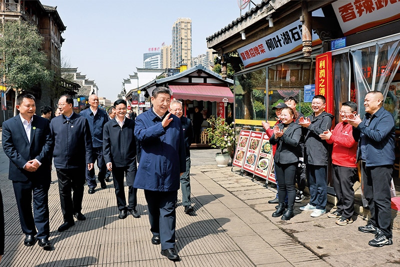 2024年3月18日至21日，中共中央總書記、國家主席、中央軍委主席習(xí)近平在湖南考察。這是19日上午，習(xí)近平在常德河街考察時(shí)，同店主和游客親切交流。 新華社記者 王曄/攝