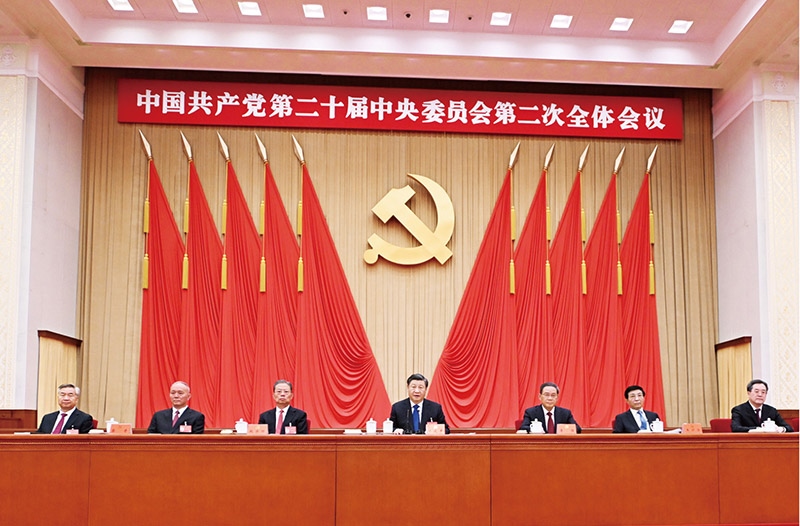 中國共產(chǎn)黨第二十屆中央委員會(huì)第二次全體會(huì)議，于2023年2月26日至28日在北京舉行。這是習(xí)近平、李強(qiáng)、趙樂際、王滬寧、蔡奇、丁薛祥、李希等在主席臺(tái)上。 新華社記者 謝環(huán)馳/攝