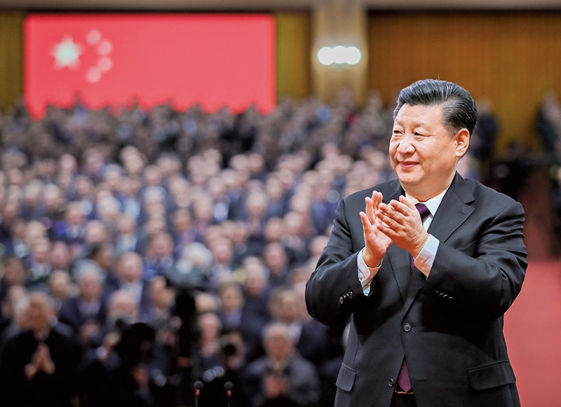 2018年12月18日，慶祝改革開放40周年大會(huì)在北京人民大會(huì)堂隆重舉行。中共中央總書記、國家主席、中央軍委主席習(xí)近平在大會(huì)上發(fā)表重要講話。這是習(xí)近平鼓掌向受表彰人員表示祝賀。 新華社記者 謝環(huán)馳/攝