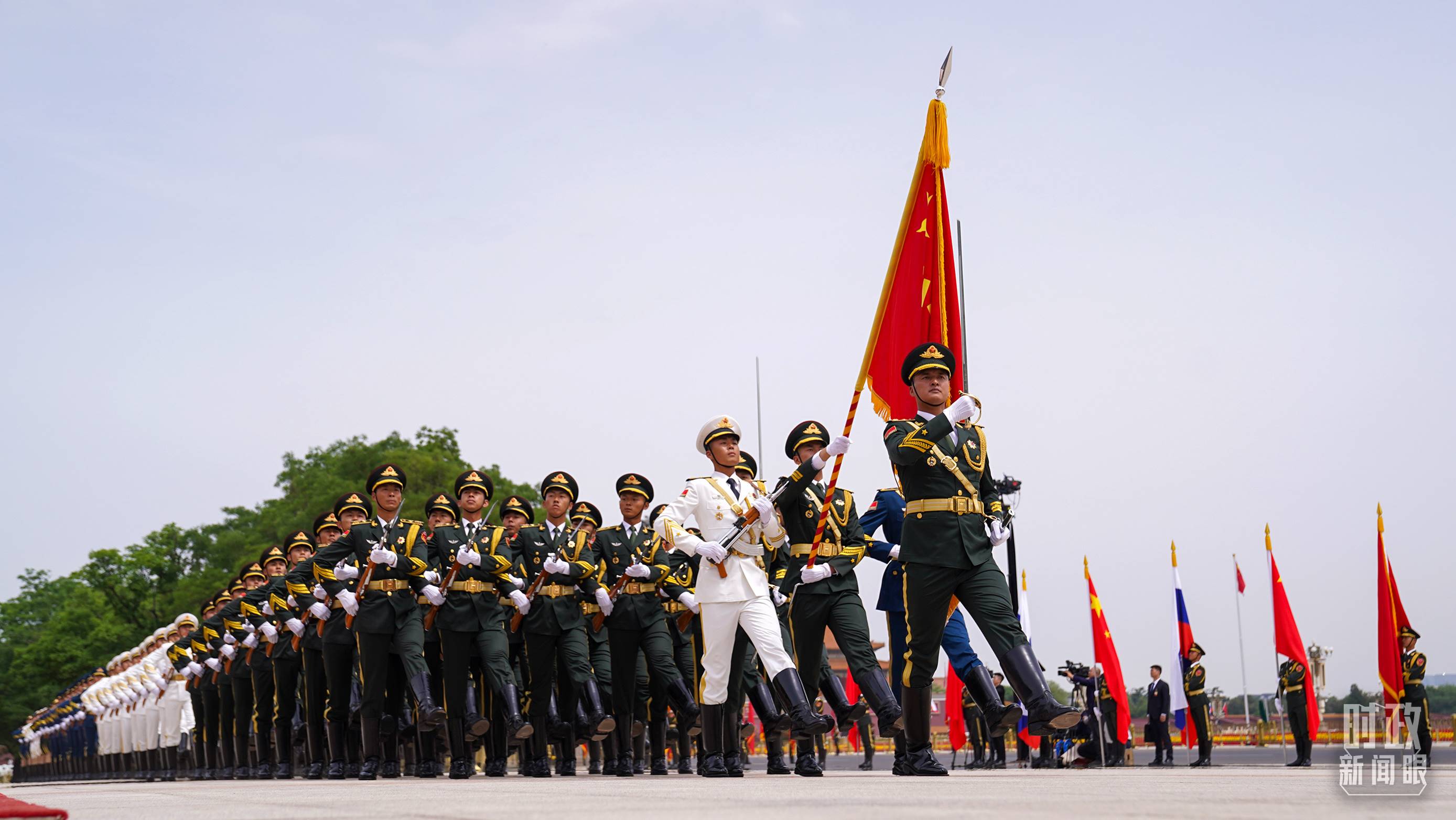 △歡迎儀式現(xiàn)場的中國人民解放軍儀仗隊(duì)。（總臺(tái)國廣記者李晉拍攝）