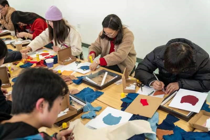 2024年2月，群眾在貴州省民族博物館老師帶領(lǐng)下開展拼布、拓印等非遺手工體驗活動。受訪者供圖
