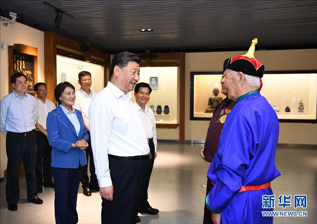 2019年7月15日，習(xí)近平總書記在赤峰博物館同古典民族史詩《格薩（斯）爾》非物質(zhì)文化遺產(chǎn)傳承人親切交談。