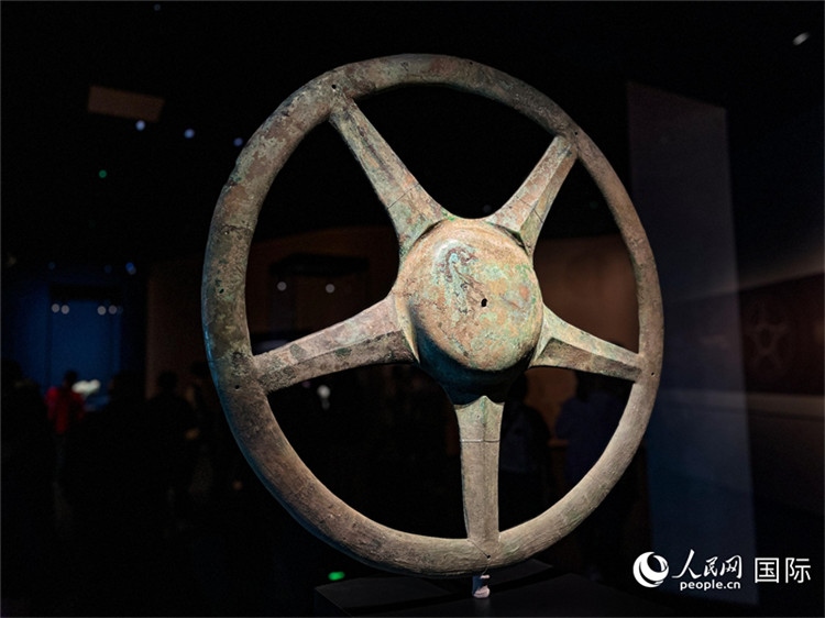 三星堆博物館中展出的太陽輪。人民網(wǎng)記者 羨江楠攝