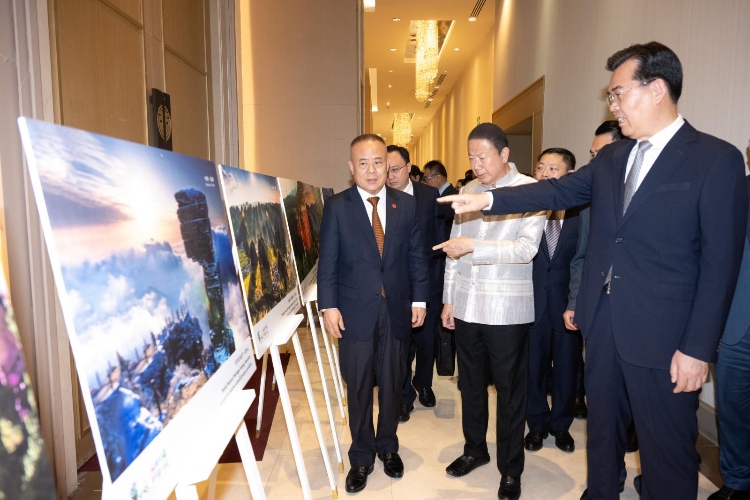貴州省長李炳軍（右一）向泰方介紹貴州旅游資源。泰國中華總商會供圖