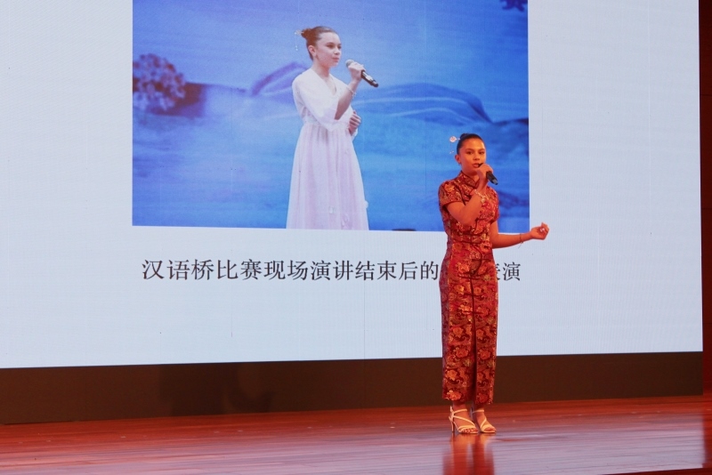 4、美國的中文愛好者譚木蘭在現(xiàn)場演唱歌曲《揮著翅膀的女孩》。 伊莎貝爾·羅德里格斯攝
