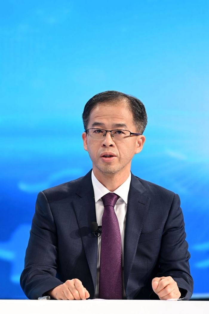 商務(wù)部政研室副主任丁維順在“中國經(jīng)濟(jì)圓桌會”錄制現(xiàn)場交流發(fā)言。新華社記者 金良快 攝