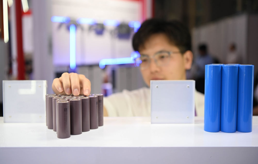 這是一家企業(yè)在第135屆廣交會上展出的鋰電池產(chǎn)品（2024年4月15日攝）。新華社記者 鄧華 攝