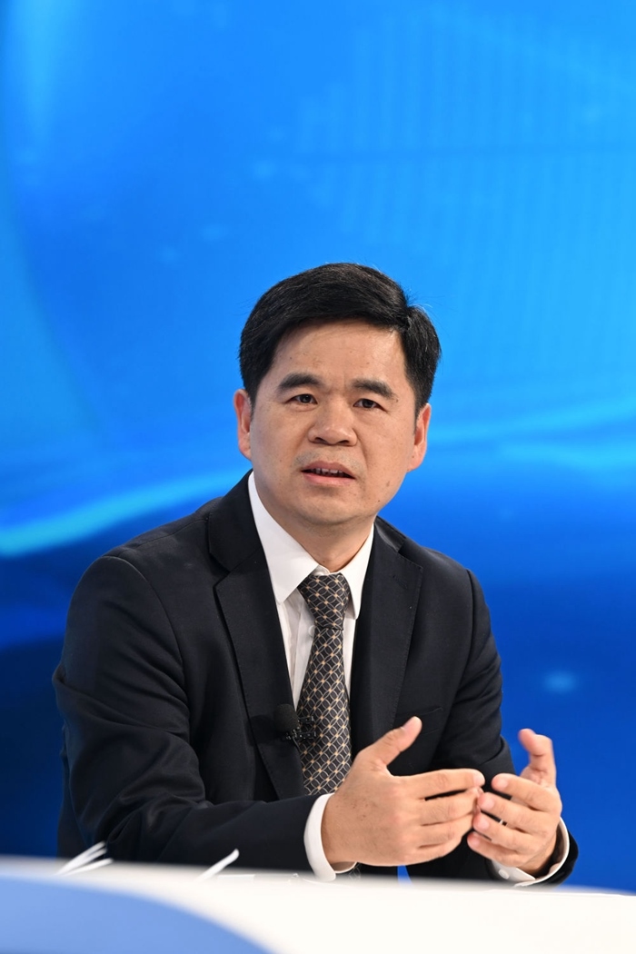 工業(yè)和信息化部運(yùn)行監(jiān)測協(xié)調(diào)局副局長何海林在“中國經(jīng)濟(jì)圓桌會”錄制現(xiàn)場交流發(fā)言。新華社記者 金良快 攝