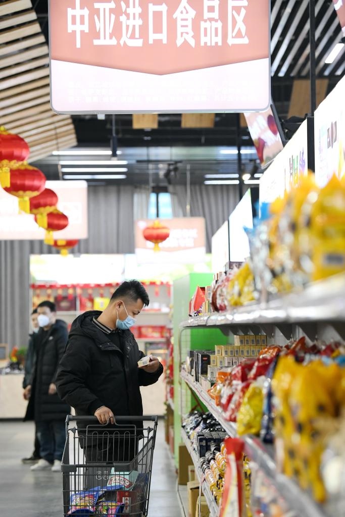 在位于西安浐灞國際港的愛菊健康生活體驗館，消費者挑選中亞進口食品。新華社記者李一博 攝