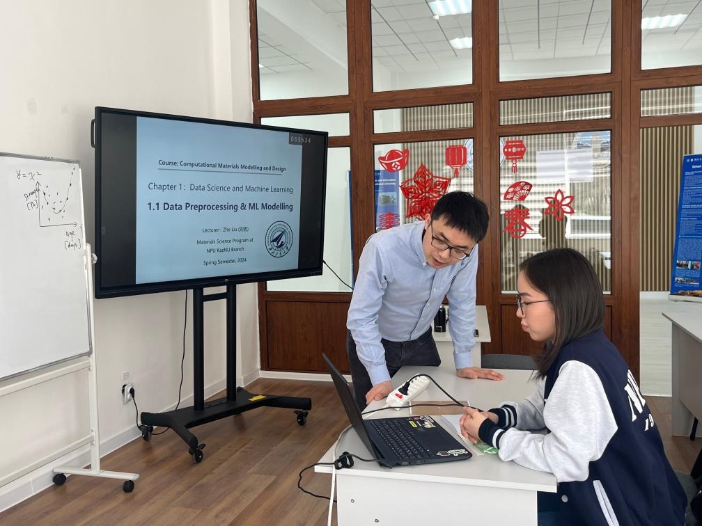 2024年4月，西北工業(yè)大學材料學院劉哲教授在西北工業(yè)大學哈薩克斯坦分校授課。（西北工業(yè)大學供圖）